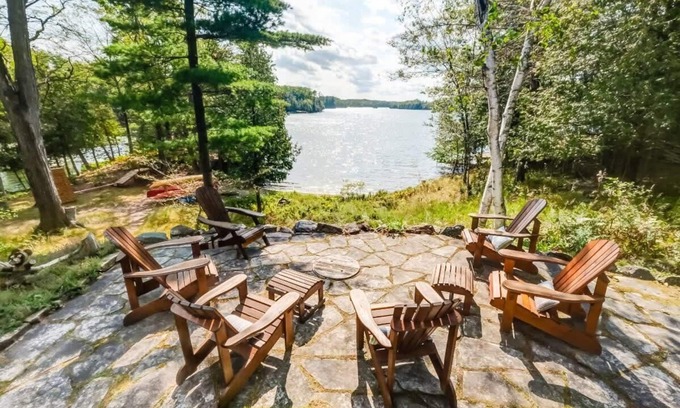 Frontenac House | Sunset Cove Waterfront nature retreat with bunkie