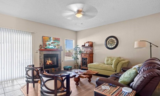 El Paso House | Sunset Escape – Parkside Retreat