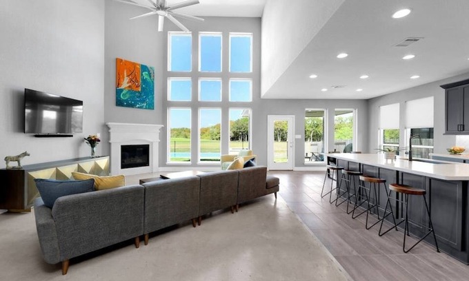 Shadow Glen House | Sunset Hits | Golf Course Views w/ Pool Hot Tub Gym Theatre - 20mins to DT ATX