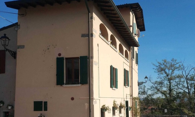 Bedizzole Apartment | "Sunset in the Castle", three-room apartment near Lake Garda