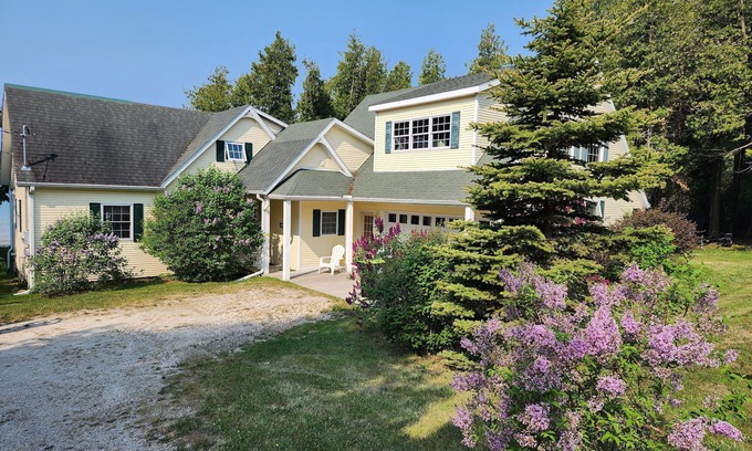 St Ignace Cottage | Sunset Lodge - right on Lake Michigan! Swim or watch the freighters go by