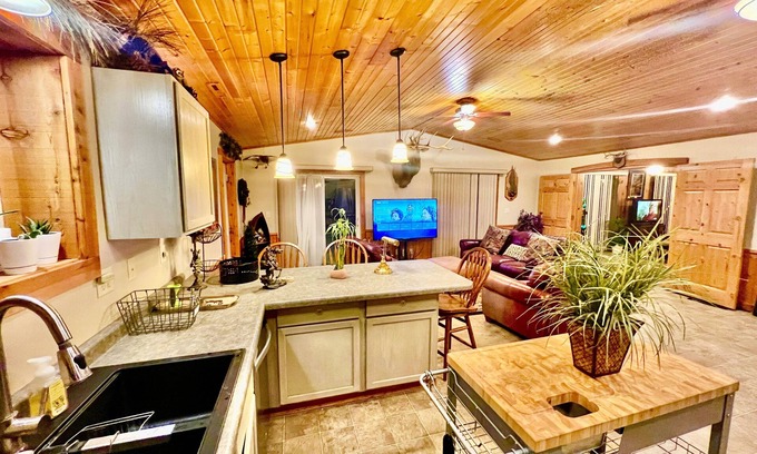 Harpers Ferry Cabin | Sunset Lodge w/Hot Tub & Pool. 9 Bedrooms