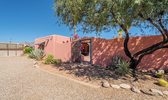 Blenman-Elm House | Sunset Manor: Secluded 5BD/3BA w/Pool in Midtown