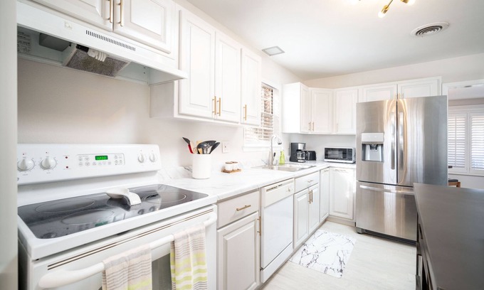 El Paso House | Sunset & Mountain View Home. All New! Dogs Welcome