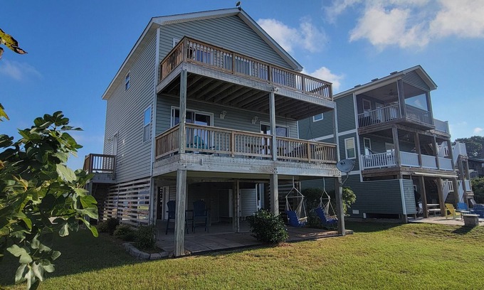 Colington Harbour House | Sunset on Soundview! Waterfront! Pool Access! Bring Your Boat!
