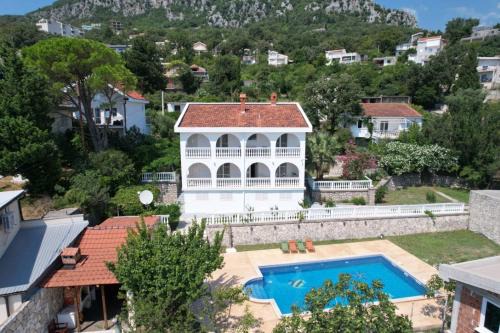 Sutomore House | Sunset Pool Retreat
