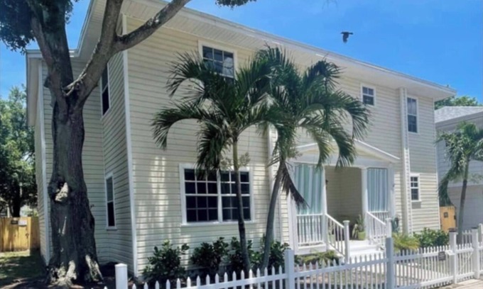 Historic Uptown Apartment | Sunset @Retreat St Petersburg
