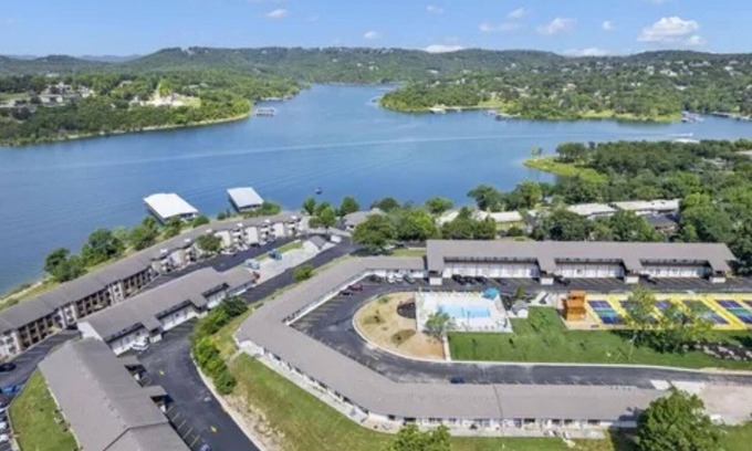 Kimberling City Condo | Sunset Retreat at Kimberling City - pet friendly, ground floor condo, lake view
