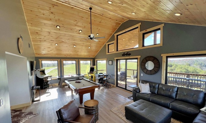 Rogers Cabin | Sunset Ridge- Natural Bridge, Sunset View, Hot Tub