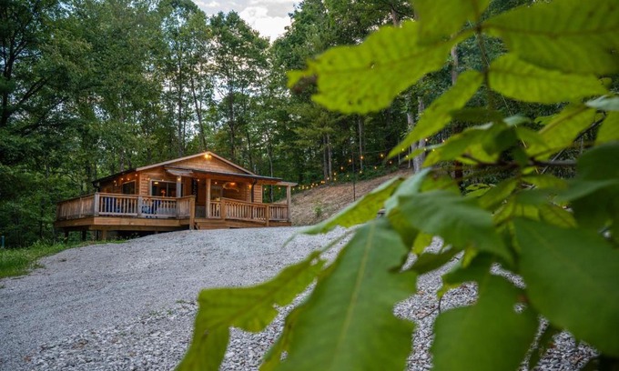 Irvine House | Sunset Ridge ~ Rustic & Tranquil 100-Acre Getaway!