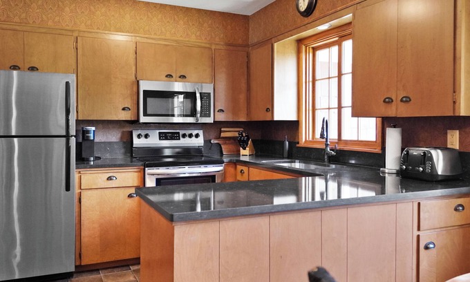 Alexandria House | "Sunset Shores" on Lake Latoka