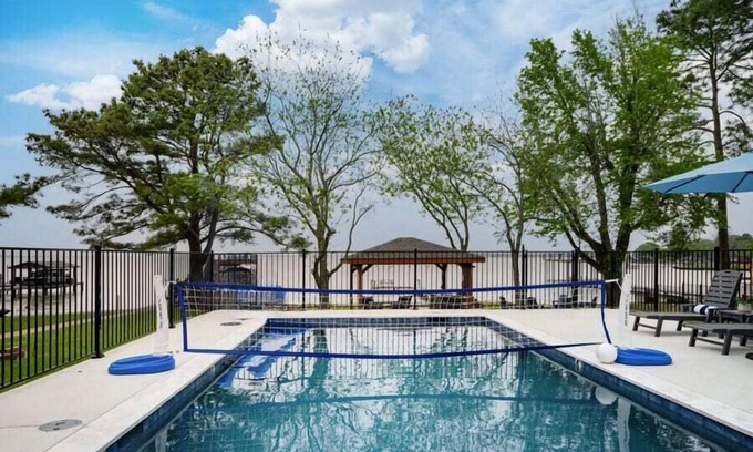 Gun Barrel City House | Sunset Swim Lake Front Home Pool, Hot Tub