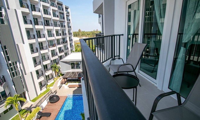 Kram Condo | Sunset view 1 bdrm w/balcony, pools and gym, 2 mins to the beach