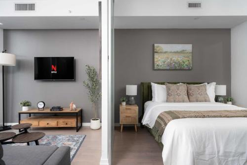 Downtown Toronto Apartment | Sunset Views in Chic Condo by Cn Tower