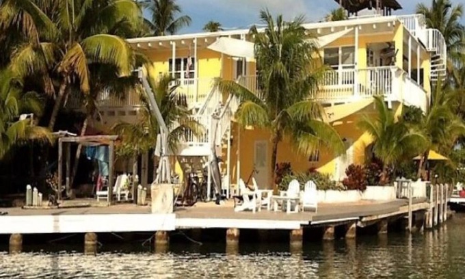 Marathon Villa | Sunset Villas - Affordable Open Waterfront Accommodations with Dockage & Ramp