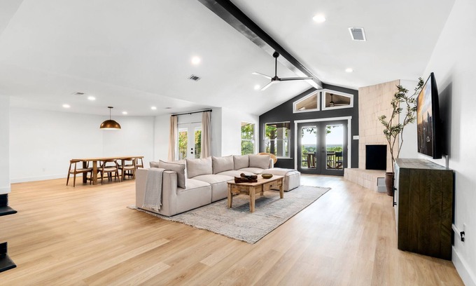 China Spring Bed & Breakfast | Sunsets Over Texas, Luxury Country Stay