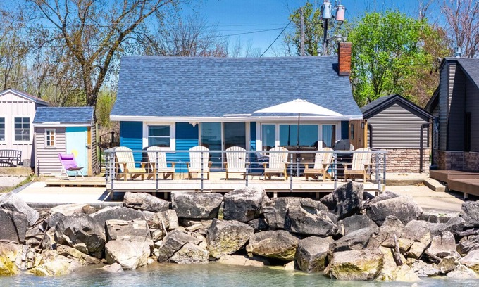 Kingsville House | Sunsets & Sips Stylish Cottage Near Wineries