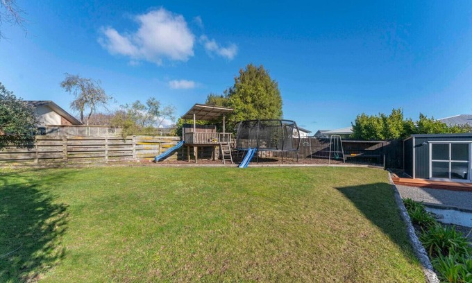 Taupo House | Sunsets, space and family fun