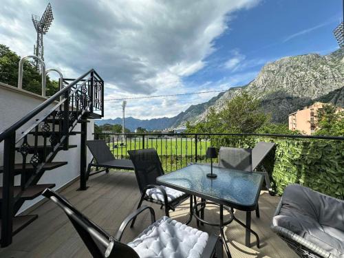 Skaljari Apartment | Sunshine Apartment with Private Pool and Parking