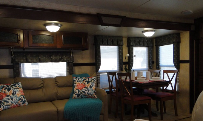 Spring Hill House | Sunshine Camper-RV, Beautiful & Cozy- Quiet Area