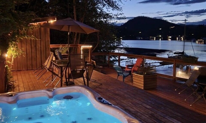 Madeira Park Hotel | Sunshine Coast Resort Hotel & Marina