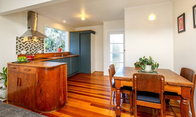 New Plymouth House | SUNSHINE COTTAGE - WESTOWN