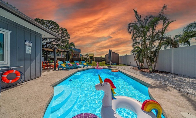 South Bradenton House | Sunshine Family Paradise With Heated Pool, Hot Tub, & King Bed