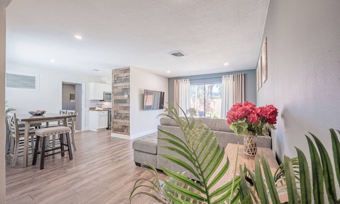 Pinellas Park House | Sunshine Haven. Conveniently located in the <3 of Pinellas County