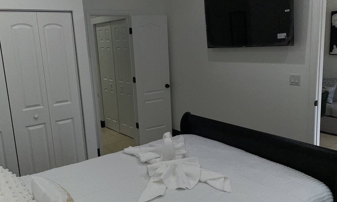 Tampa Apartment | Sunshine is a private apartment with private entrance and all your accommodation