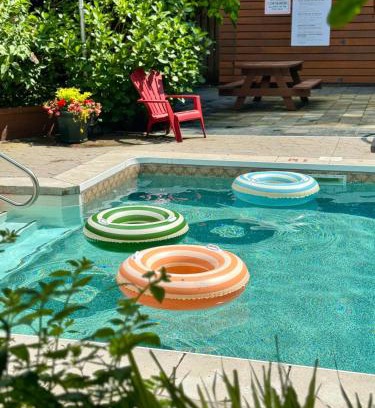 Gibsons Hotel | Sunshine Lodge Inn