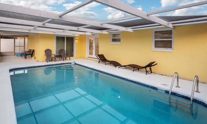 La Villa Gardens House | Sunshine n Key Lime (3-Bedroom Home) with Pool by RedAwning