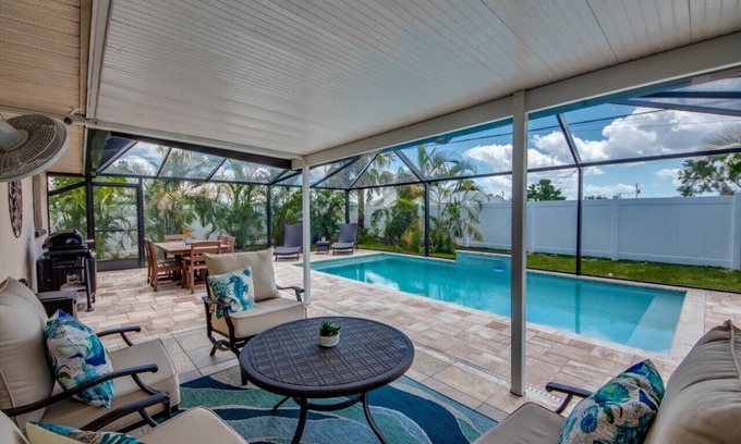 Caloosahatchee House | Sunshine POOL Cape Coral Home Centrally Located Great Outdoor Space