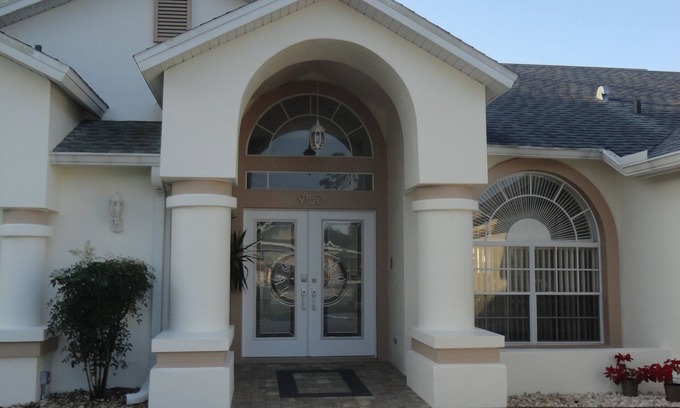 Hudson House | Sunshine Villa - Home from Home