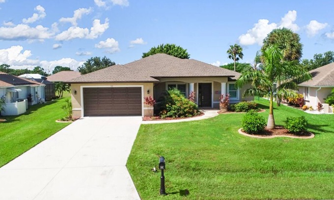 Pinehurst House | Suntan | Canal view | Pool | Bikes