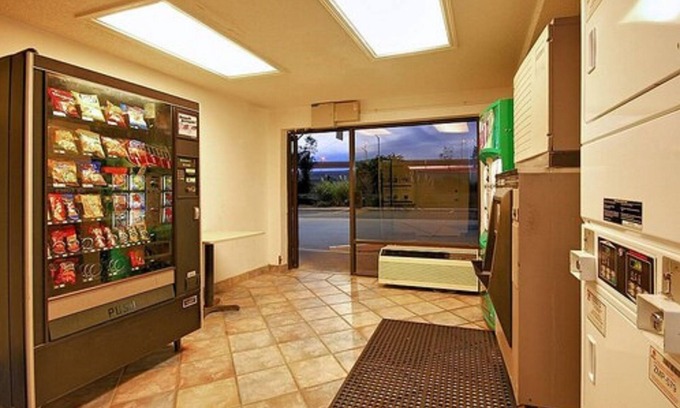 Ferry Pass Hotel | Super 6 Inn & Suites