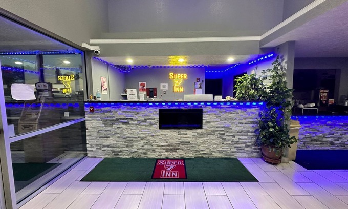 Tecumseh Hotel | Super 7 Inn