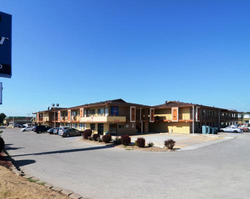 Coralville Hotel | Super 7 Motel