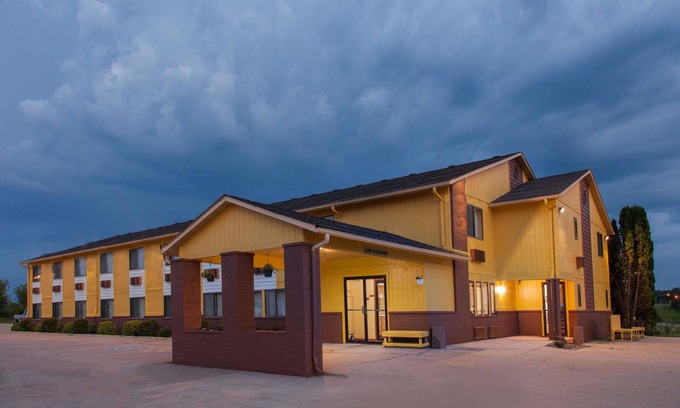 Anamosa Hotel | Super 8 by Wyndham Anamosa IA