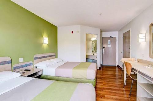 Aurora Hotel | Super 8 by Wyndham Aurora East