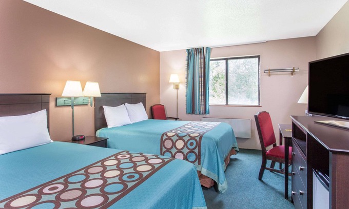 Austin Hotel | Super 8 by Wyndham Austin MN