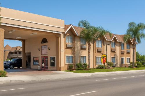 Pumpkin Center Hotel | Super 8 by Wyndham Bakersfield South CA