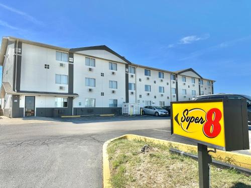 Bloomington Hotel | Super 8 by Wyndham Bloomington Normal
