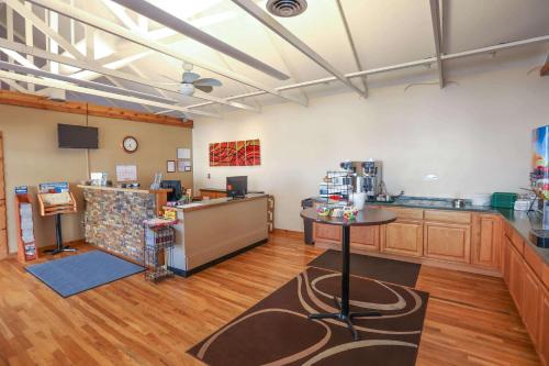 Branson Theater District Hotel | Super 8 by Wyndham Branson - Shepherd of the Hills Exwy