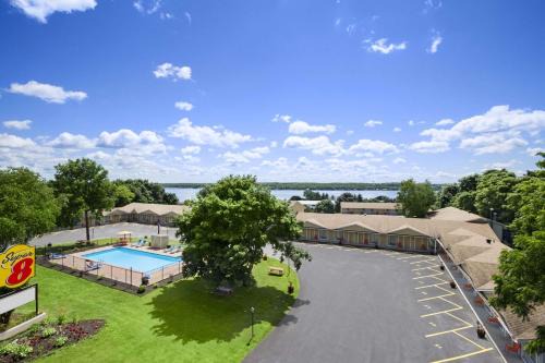 Elizabethtown-Kitley Hotel | Super 8 by Wyndham Brockville