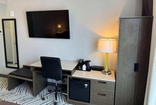Concourse Hotel | Super 8 by Wyndham Bronx Near Stadium
