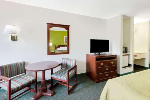 De Soto Hotel | Super 8 by Wyndham De Soto