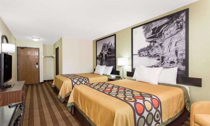 Eau Claire Hotel | Super 8 by Wyndham Eau Claire I-94