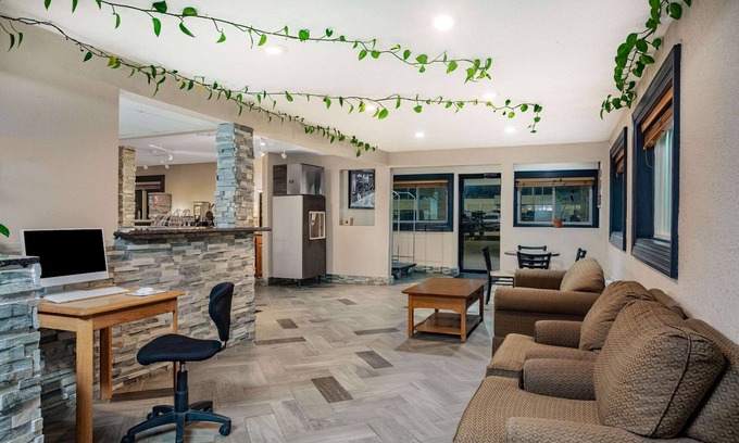 Fort Madison Hotel | Super 8 by Wyndham Fort Madison