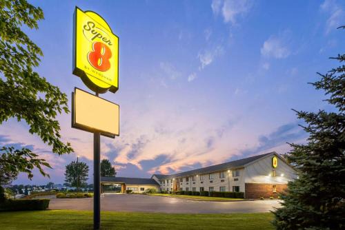 Henrietta Hotel | Super 8 by Wyndham Henrietta/Rochester Area