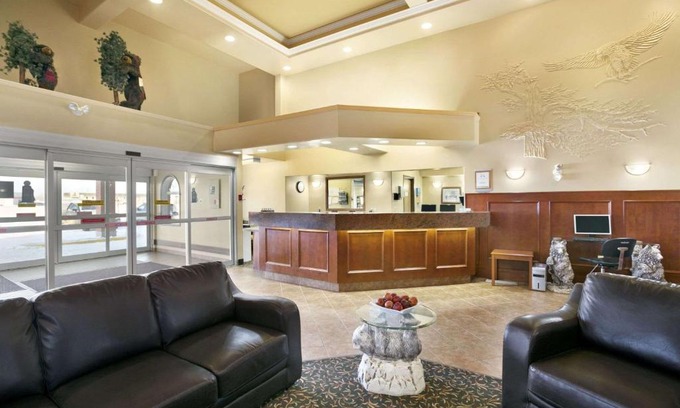High Level Hotel | Super 8 by Wyndham High Level AB